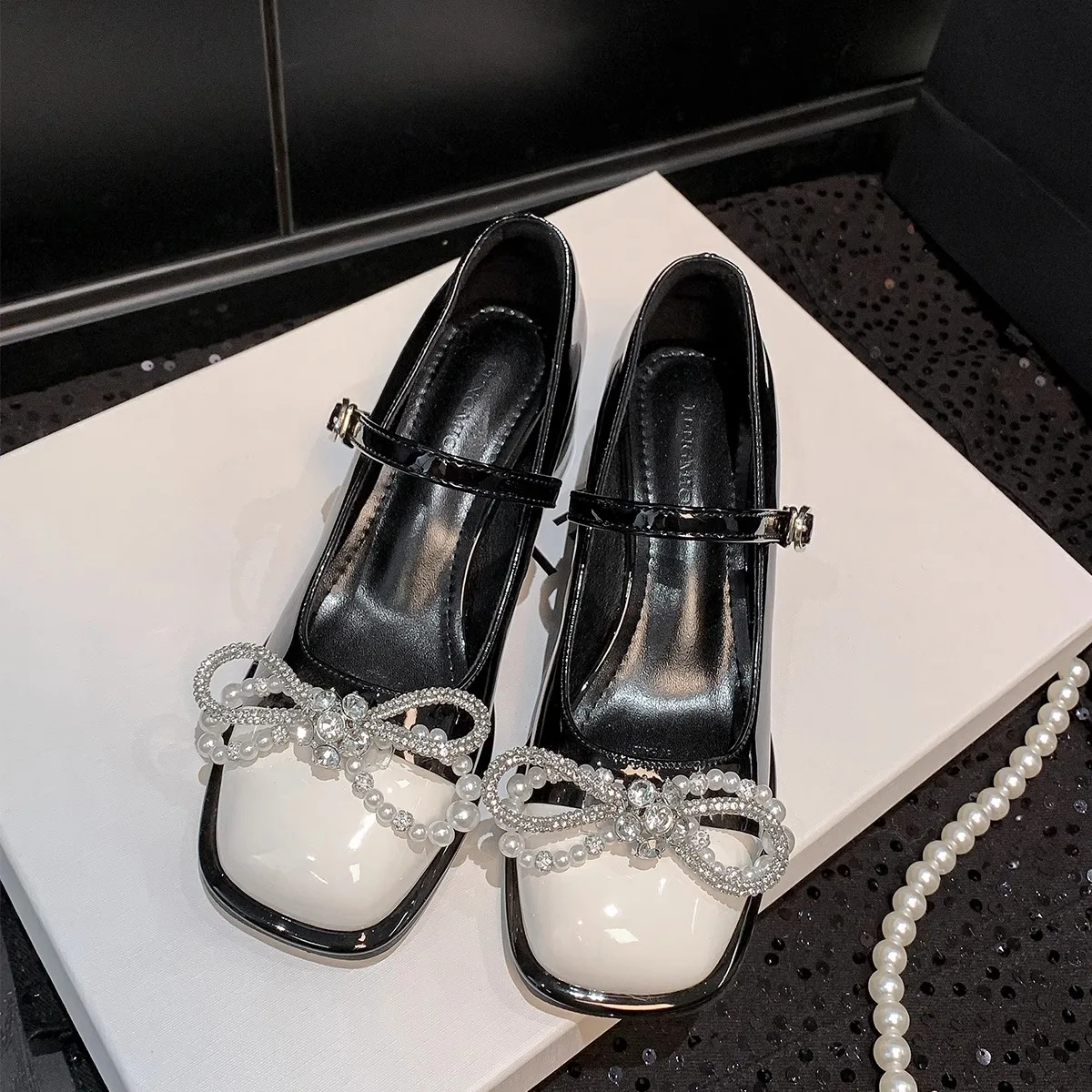 

2025 High Quality New Summer Women's Square Heel Pumps Elegant Butterfly Knot French Sle Bow Pearl Strap Chunky Mary Janes