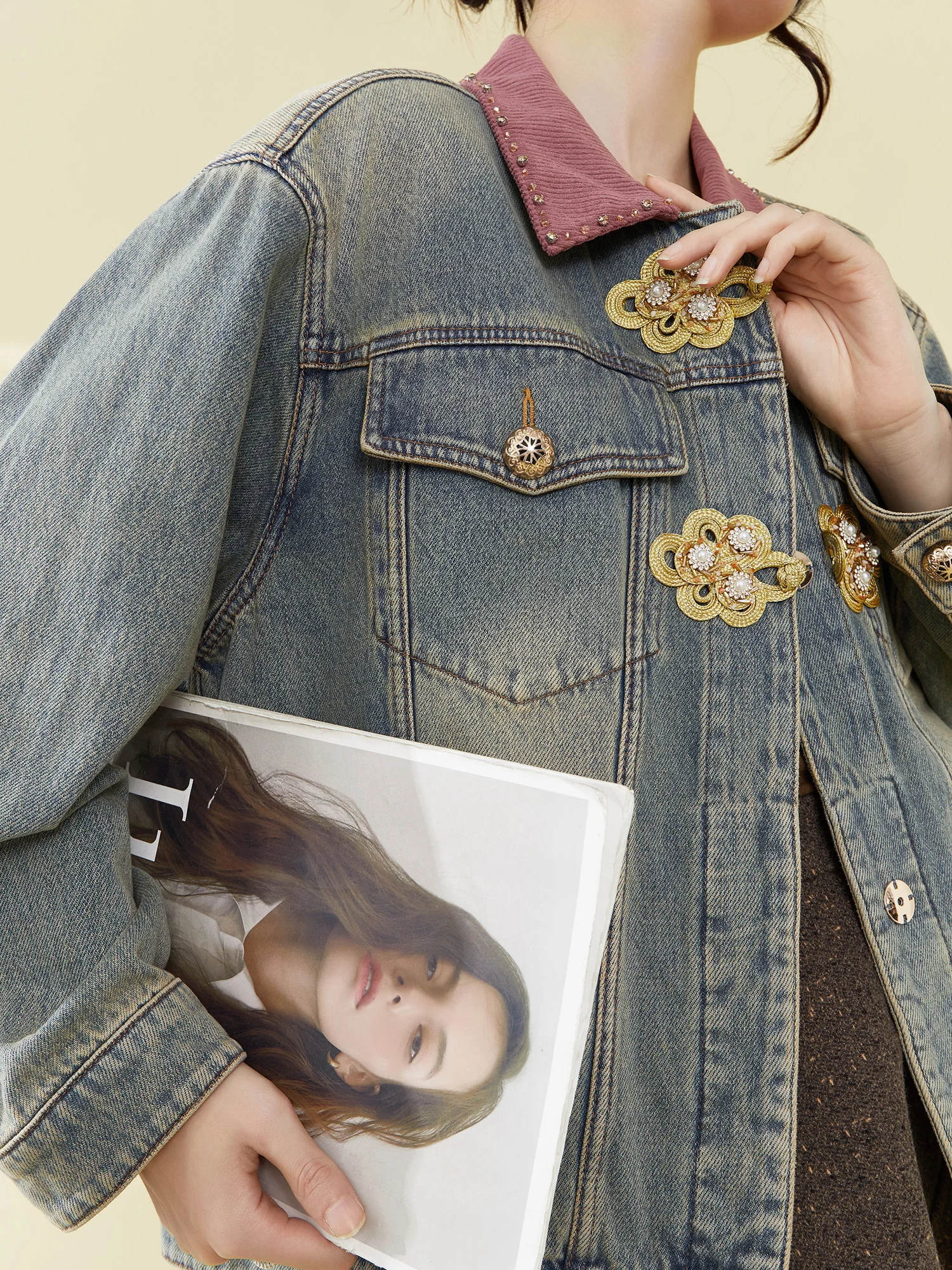 

Винтажная джинсовая куртка Flowing Era для женщин, украшенная жемчугом, свободного кроя, с длинными рукавами