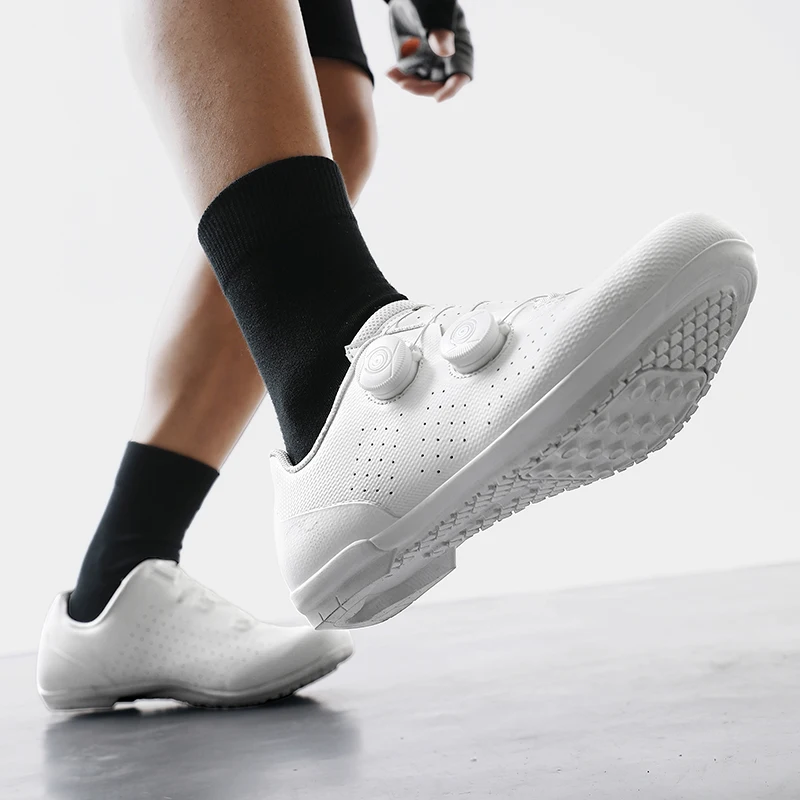 Chaussures de cyclisme décontractées sans clips, avec semelles rigides, polyvalentes pour différents tenues et offrant une pédalée exceptionnelle.