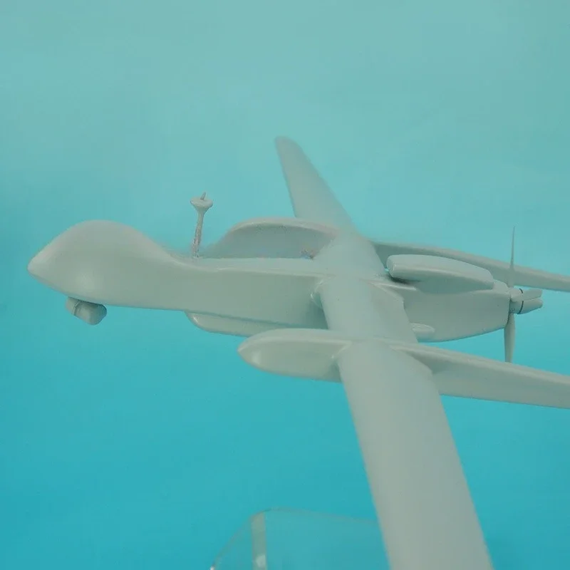 Heron-Drohne, 53 x 29 cm, statisches Harzsimulationsmodell mit Acrylbasis