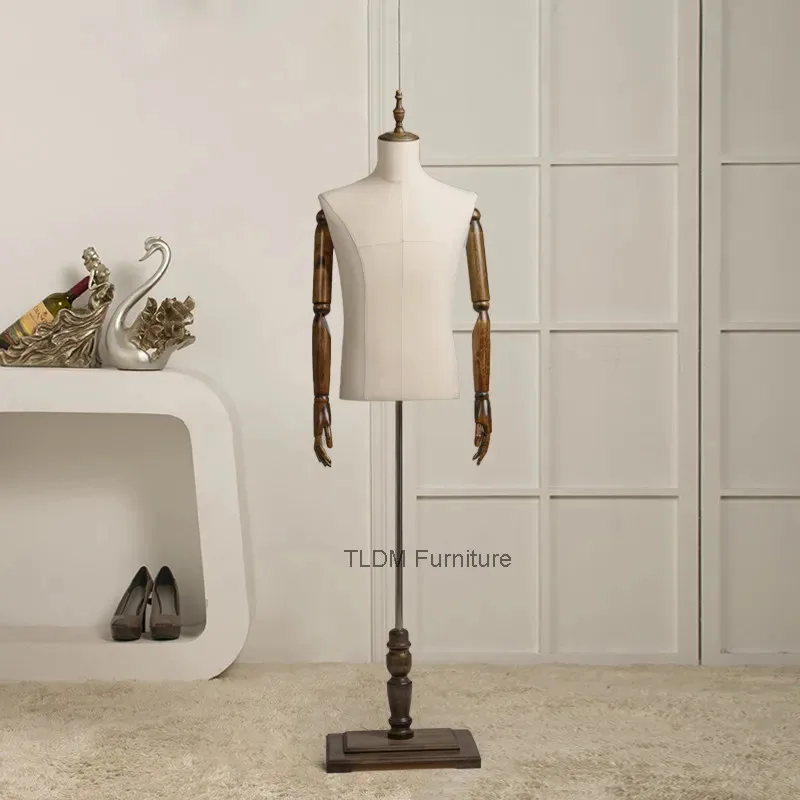 

Элегантный мужской манекен-торс из плотной износостойкой ткани, идеально подходит для демонстрации деловых костюмов в витринах магазинов JT40M