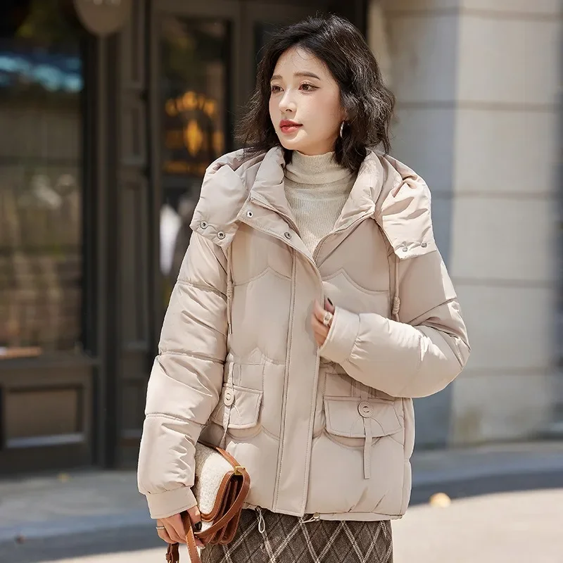 Giacca invernale in cotone corto, ampio e spesso da donna nuova 2024, alla moda e casual, giacca in cotone rosso Internet, alla moda