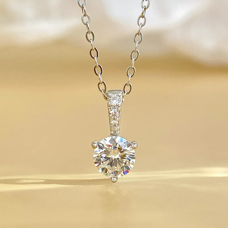 

Moissanite s925 sterling silver necklace pendant, simple and elegant three-prong collarbone chain