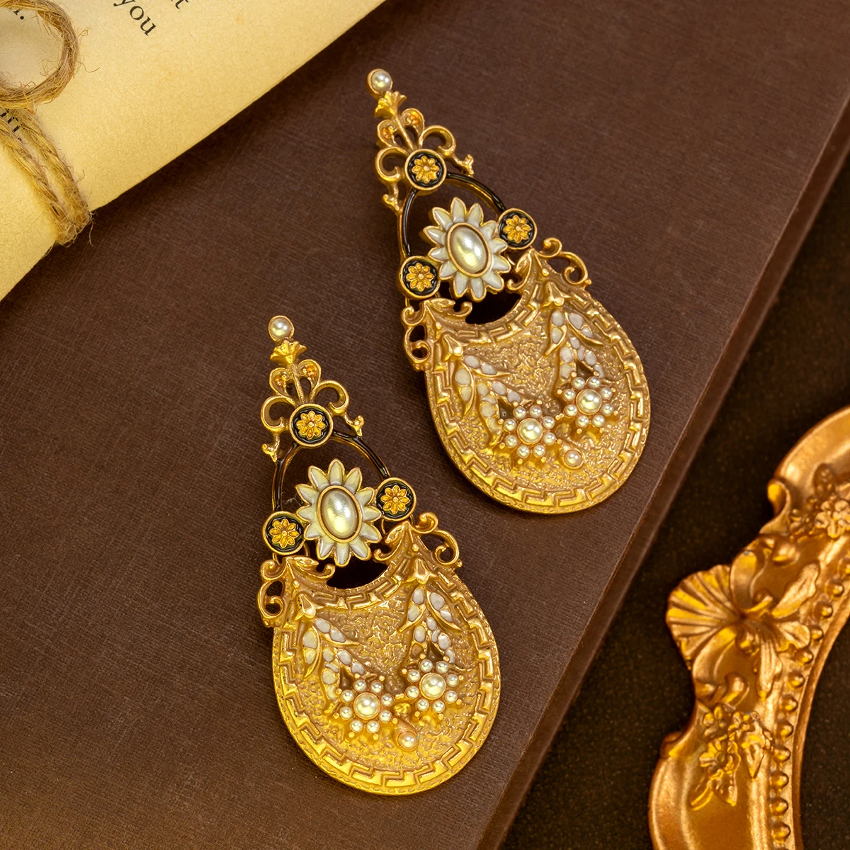 Un par de pendientes vintage de estilo court para las fiestas, con múltiples cuentas de resina en forma de pipa, perfectos como accesorio para asistir a banquetes, festivales de música o vacaciones, y como regalo para mujeres.