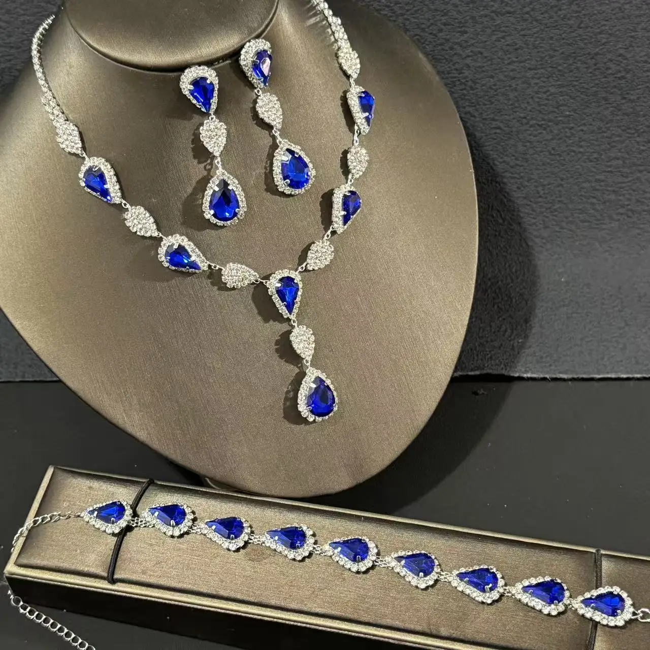 Top selling luxury sparkling rhinestone necklace earrings two-piece set, high-end temperament set, bride's first accessory to we