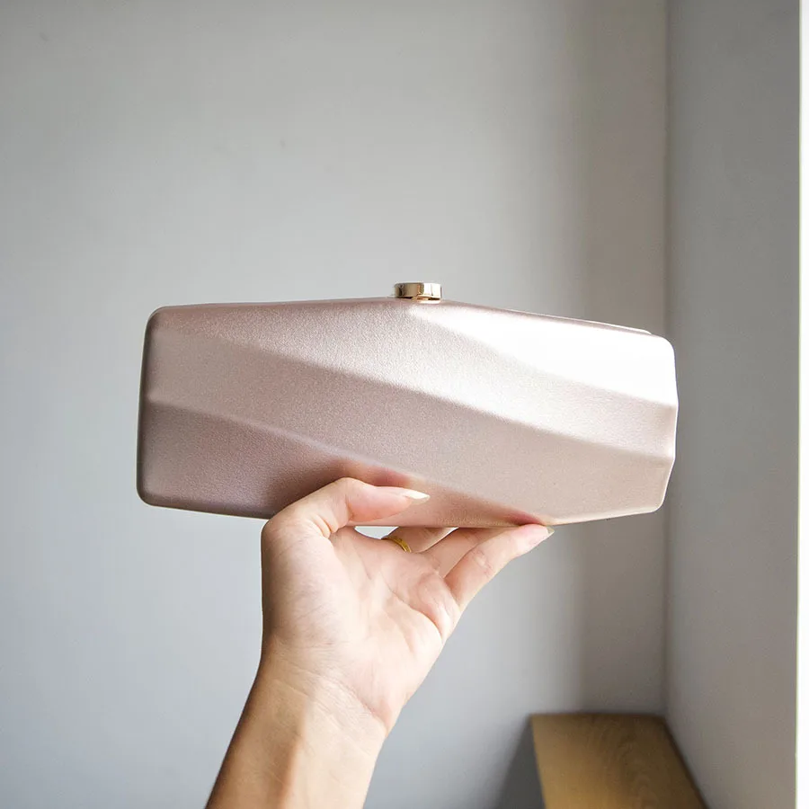 angled hard box dinner bag, three-dimensional cutting texture, pearlescent fine flash simple premium clutch bag