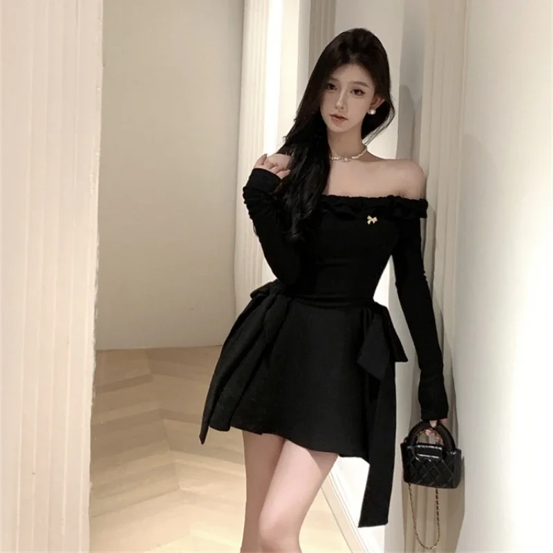 Off-shoulder zwarte jurk met lange mouwen voor dames Leuke vlinderdas A-lijn korte mini-jurk Zoete lange mouwen Verjaardag Pluizige jurken