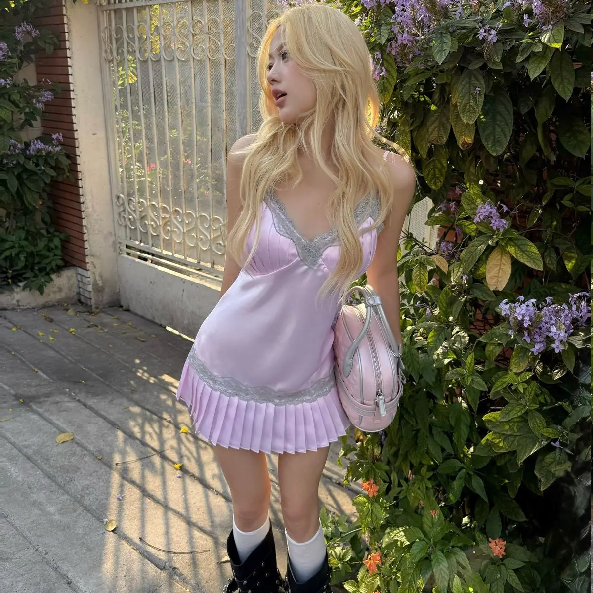 

Весна 2026: Новое поступление! Платье с кружевной отделкой и V-образным вырезом, плиссированное, на бретельках, с низкой талией, повседневное, для женщин.