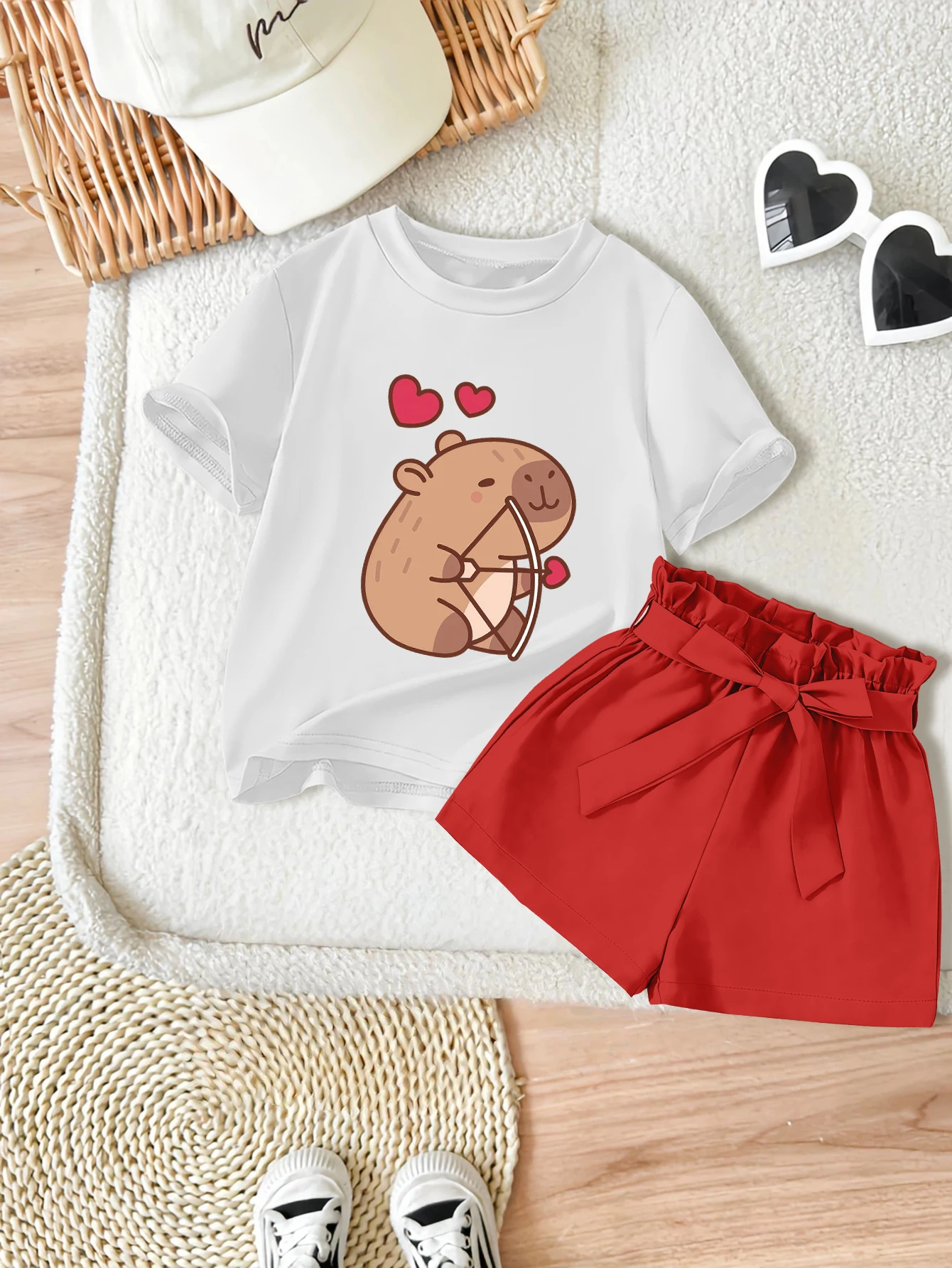 

Летний милый комплект из 2 предметов: футболка для девочек на День святого Валентина и шорты с тканым бантом Капибара с принтом лука в форме сердца и стрел