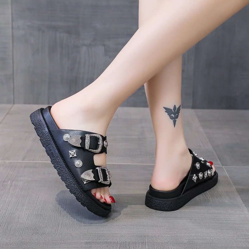 Platform slippers 2024 summer new wear metal buckle rivet casual sandals open toe one word beach ins cool style shoes