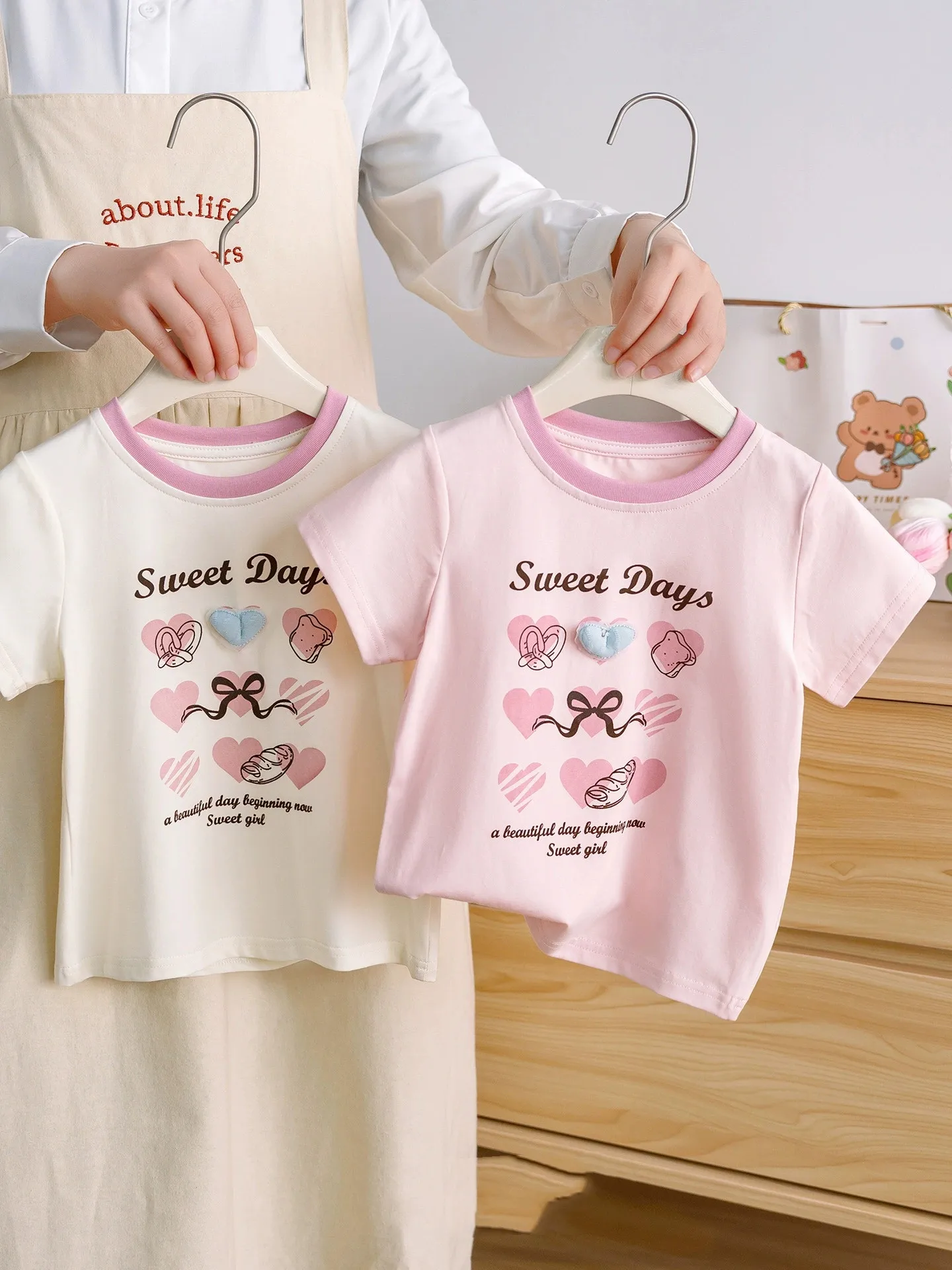 

Детская футболка для девочек с коротким рукавом, летняя коллекция 2026, в корейском стиле, новинка, с аппликацией в виде сердечек, с мультяшным принтом, для детей 2, 4, 6, 7 лет