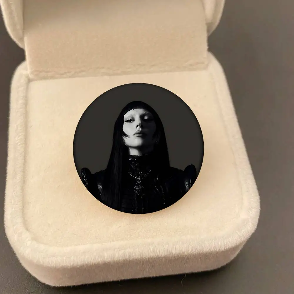 المغني L-سيدة غاغا صفيح لينة زر دبوس بروش شارة معدنية مخصصة مجوهرات اكسسوارات قبعة حقيبة التلبيب