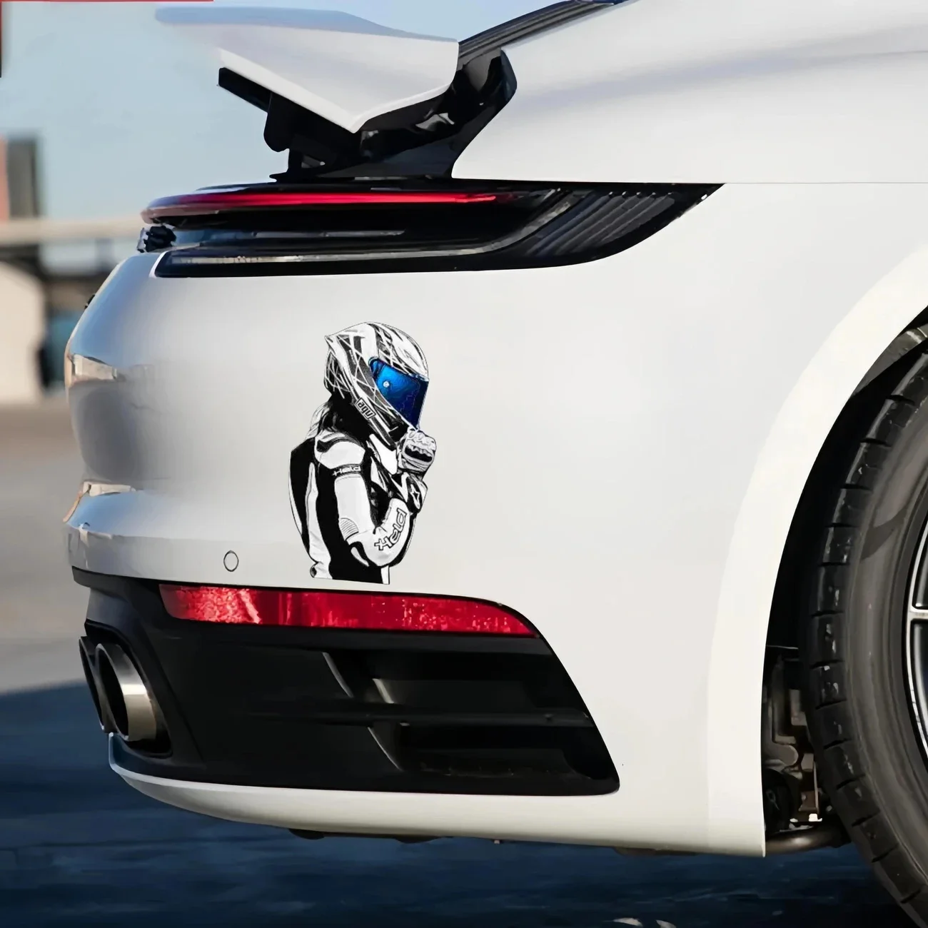 

1 шт. 2D плоская водонепроницаемая виниловая наклейка с изображением гонщика, устойчивая к царапинам, для мотоциклетного шлема, автомобильного бампера, ноутбука