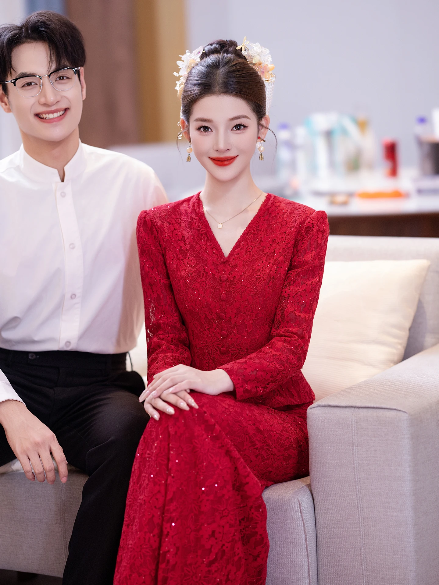 

Красное свадебное платье-ципао с длинными рукавами и шлейфом, новое китайское вечернее платье для помолвки с V-образным вырезом и молнией