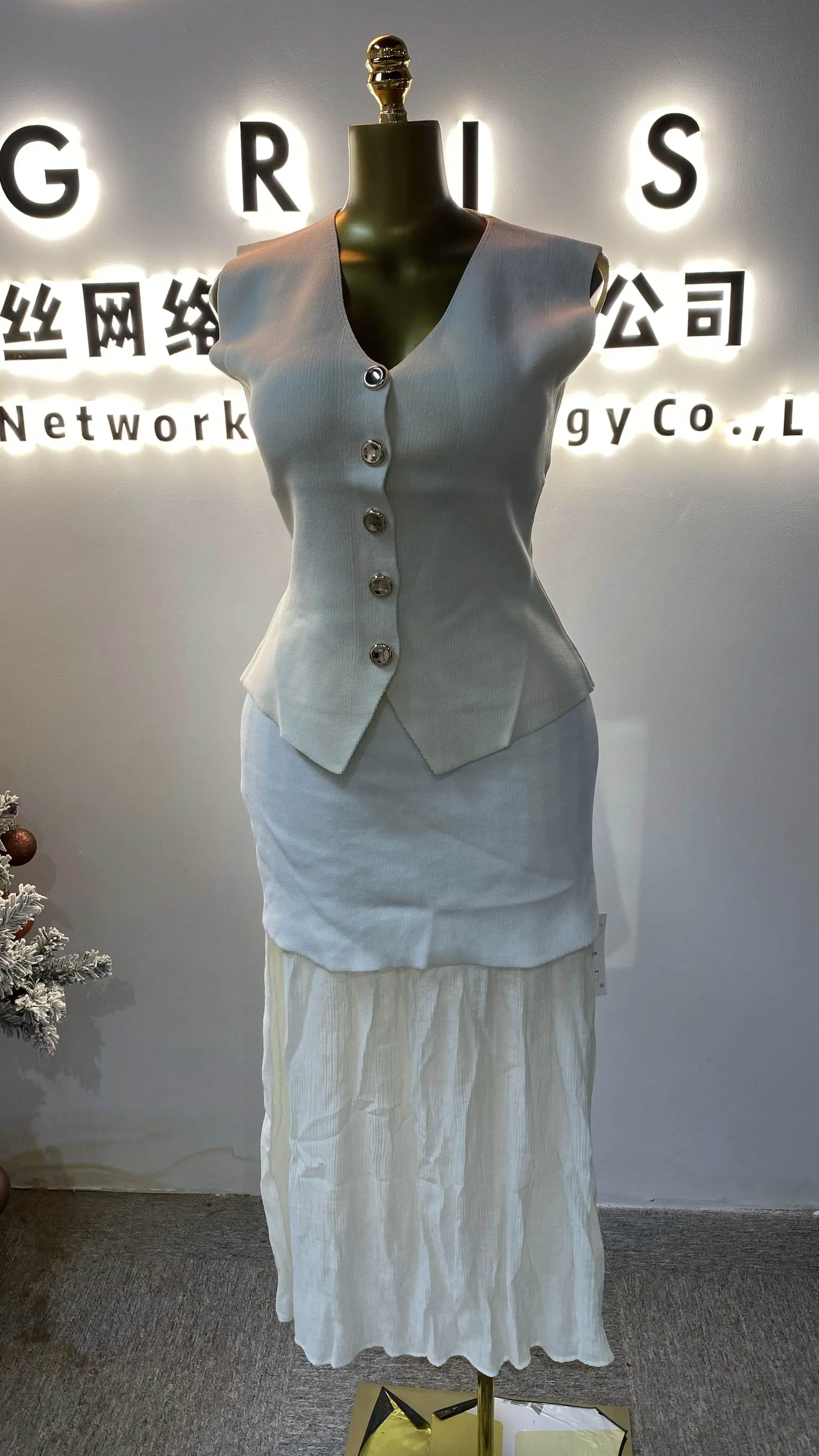 

New Fashion Gold Button Decorated Knitted Vest Retro Sleeveless Women's Vest Soft and Skin-friendly-GZXX016