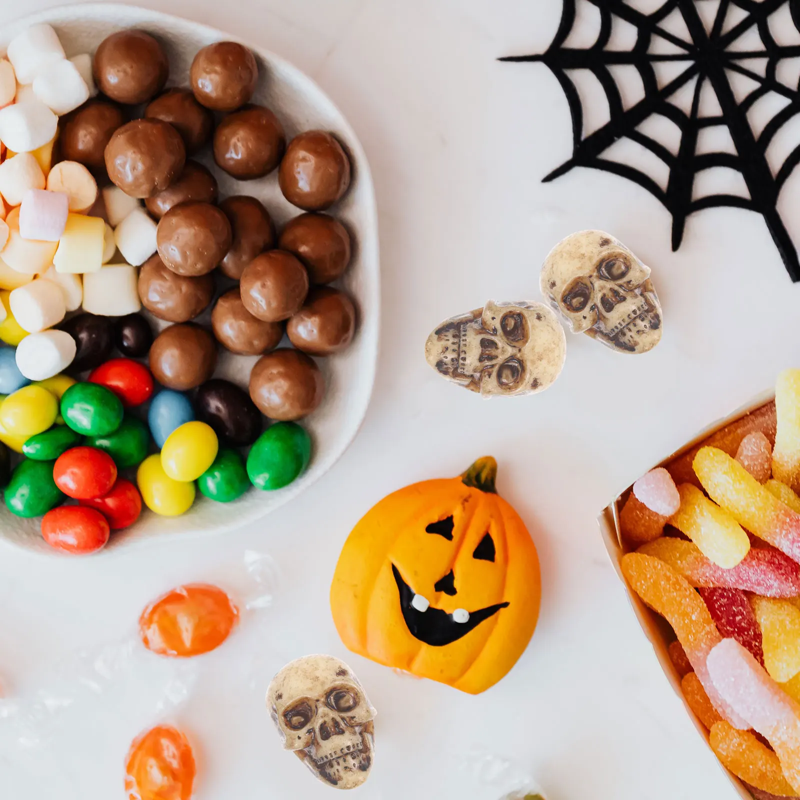 

5Pcs Mini Skull Decor Realistic Artificial Skull Ornament for Halloween Party Escape Room Games Home Bar Decor Scary Layout