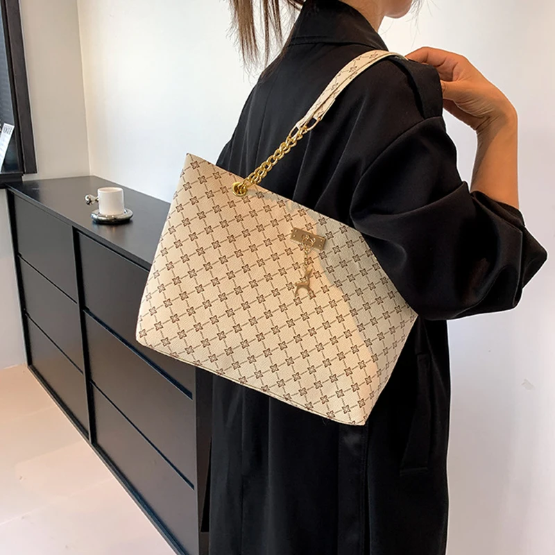 Neue Presbyopia-Handtasche mit Textur, weichem Leder, großem Fassungsvermögen, Tragetasche für Damen mit hängenden Accessoires, Schultertasche – Detail 7