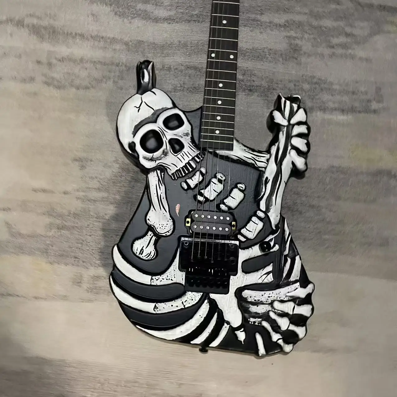 In stock, 6-chord skeleton carved electric guitar, black hand-painted guitar body, shipped with real pictures, order immediately