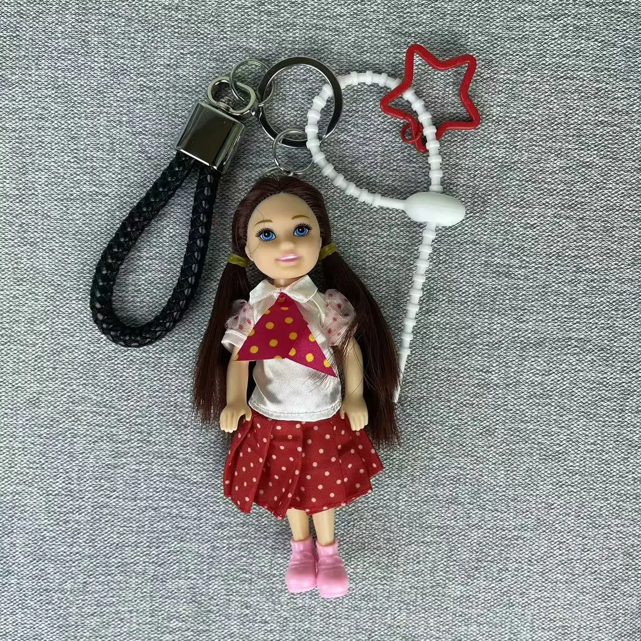 แฟชั่นผิวสีดําเล็กๆผิวสีขาวสาวตุ๊กตา Kelly ตุ๊กตาจี้ DIY เสื้อผ้าเปลี่ยนรถพวงกุญแจพวงกุญแจน่ารัก