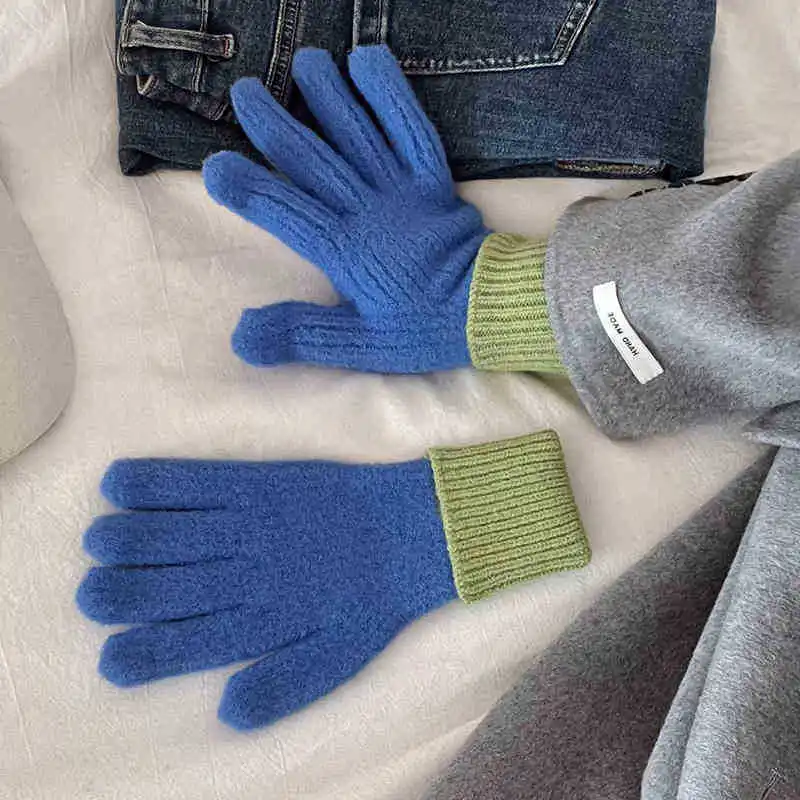 Women's Touch Screen Gloves Are Thick, Warm, and Cold Resistant in Winter. Finger Gloves Are Comfortable and Soft