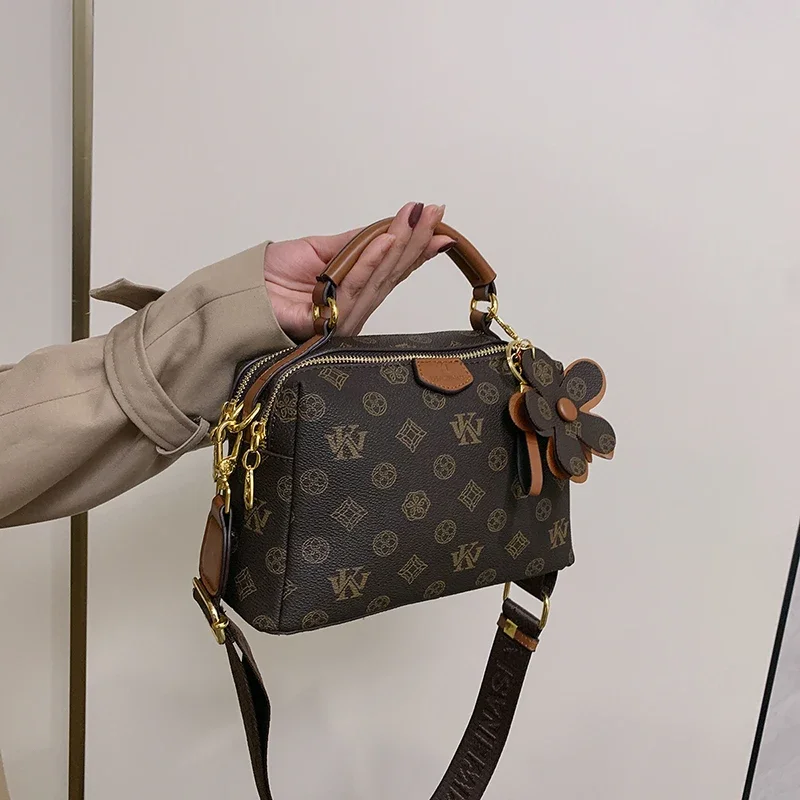 حقيبة يد فاخرة مستوحاة من الباريس للنساء حقيبة يد كروس أنيقة من الجلد البسيط مع تفاصيل عصرية