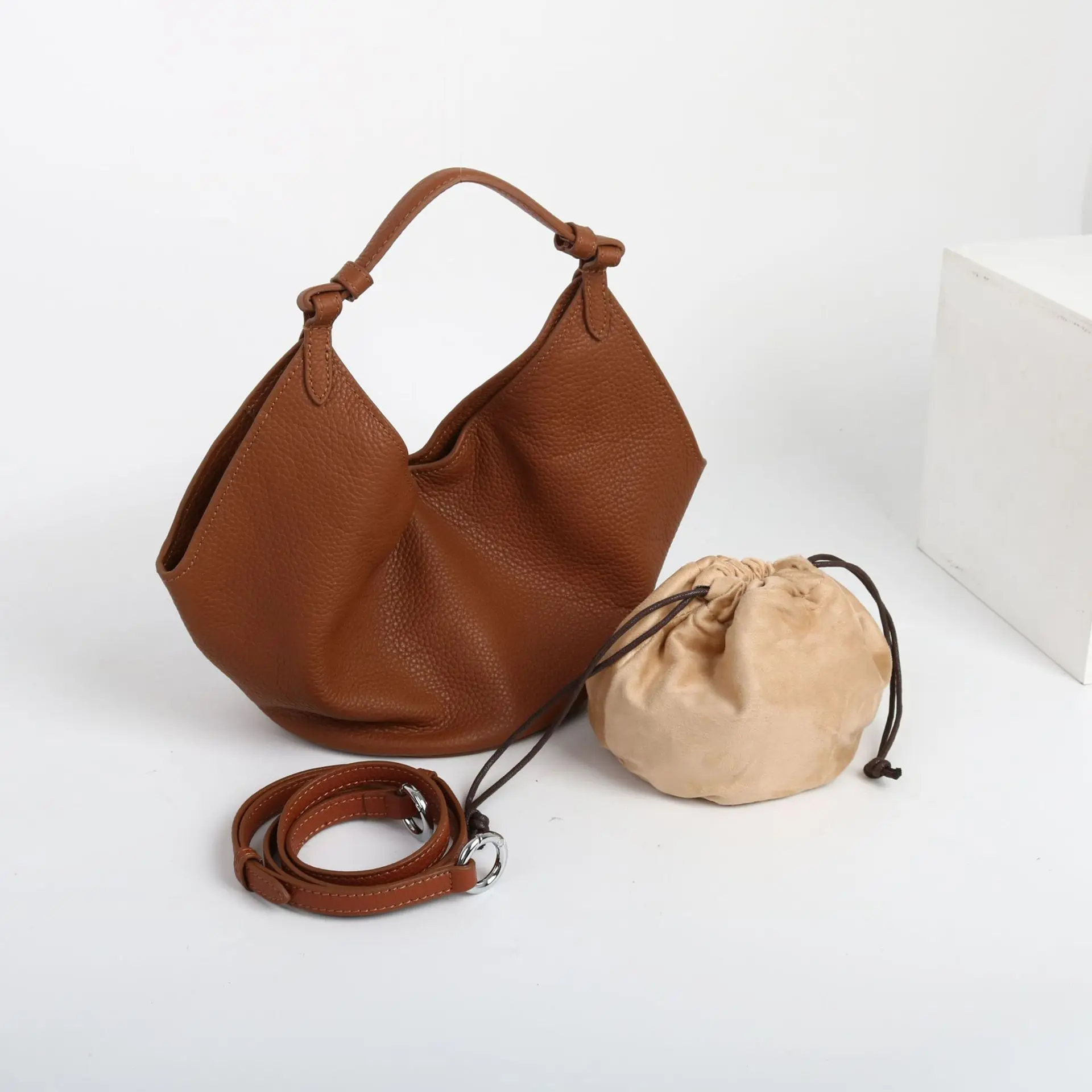 

2026 New First-layer Cowhide European-style Tote Large-capacity Underarm Bag Commuter Casual Portable Shoulder Bag