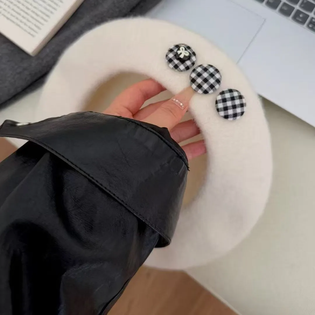 الخريف والشتاء قبعة المرأة أسود أبيض زر قبعة الرسام قبعة عادية خمر 2025 جديد