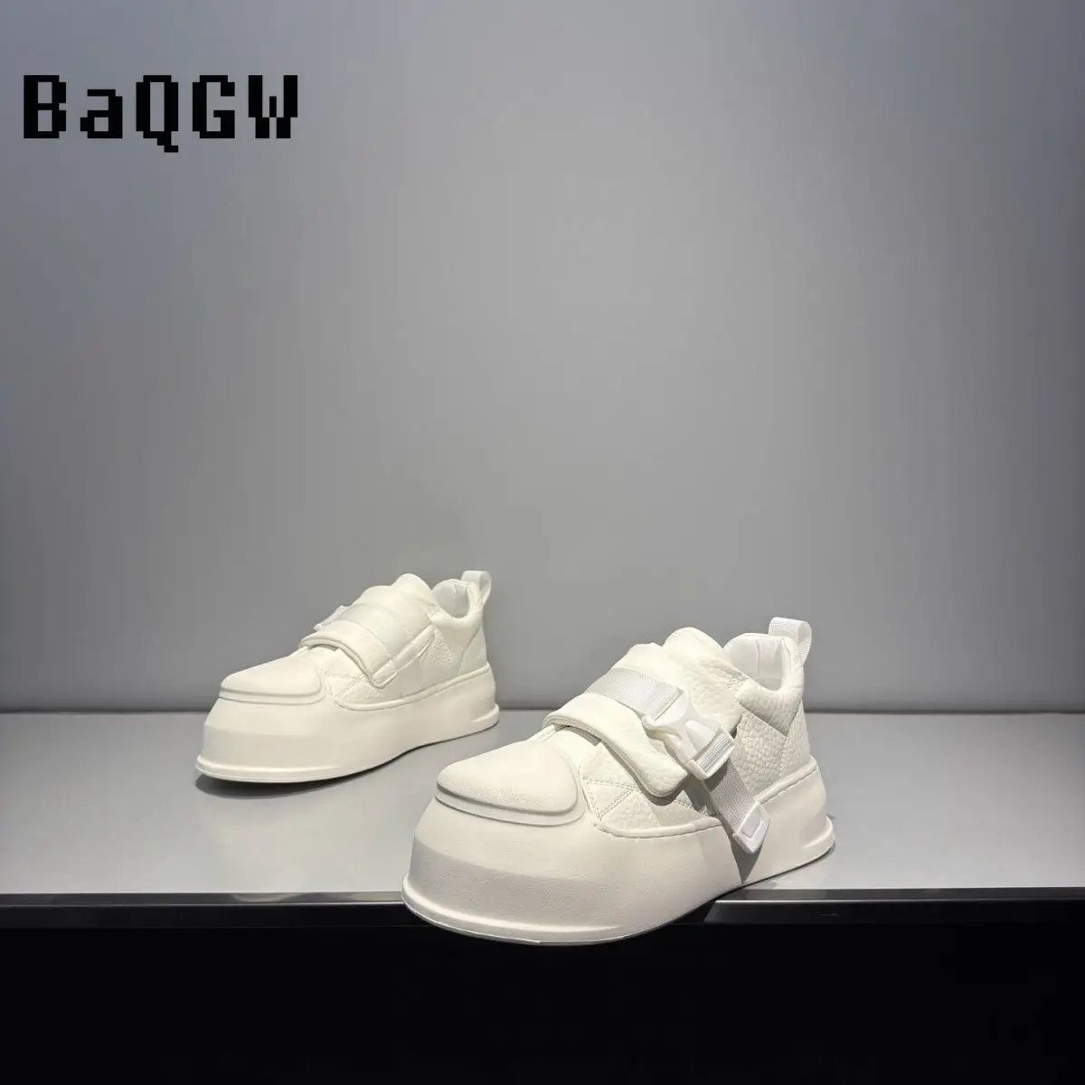

2026 Spring Unisex Luxury Pebbled Leather Chunky Platform Sneakers Buckle Strap Casual Walking Shoes for Daily Streetwear