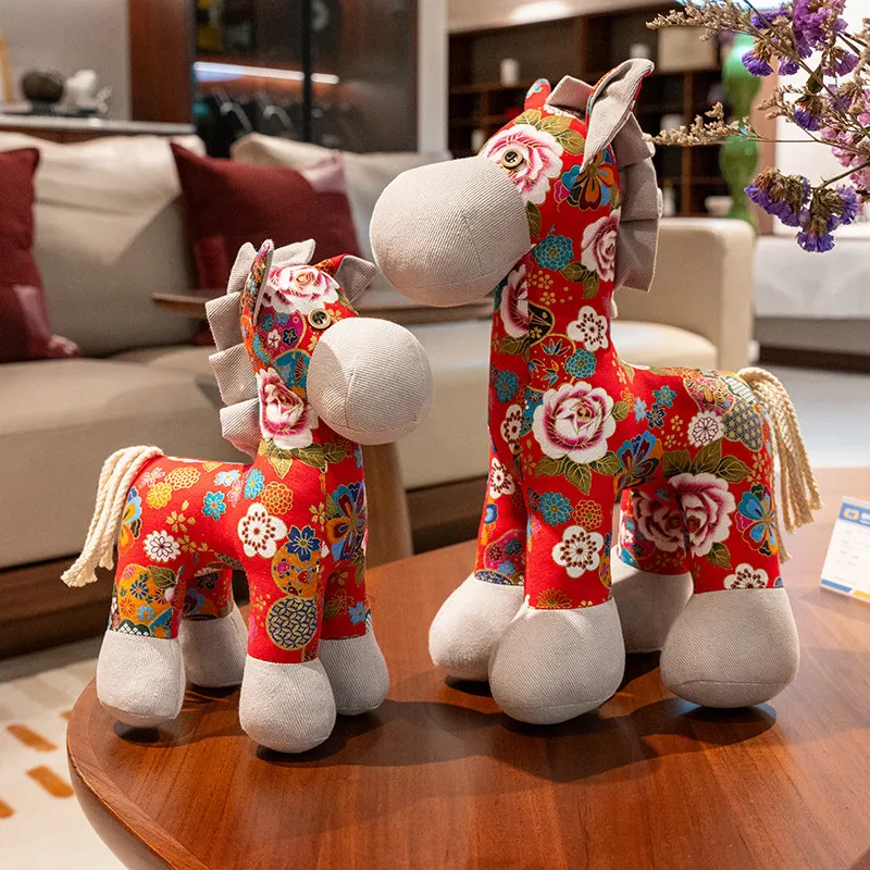 Nuevos y delicados juguetes de peluche de poni con bordado de flores, muñeco de caballo de mascota de pie, regalo de Año Nuevo 2026 para familiares y amigos