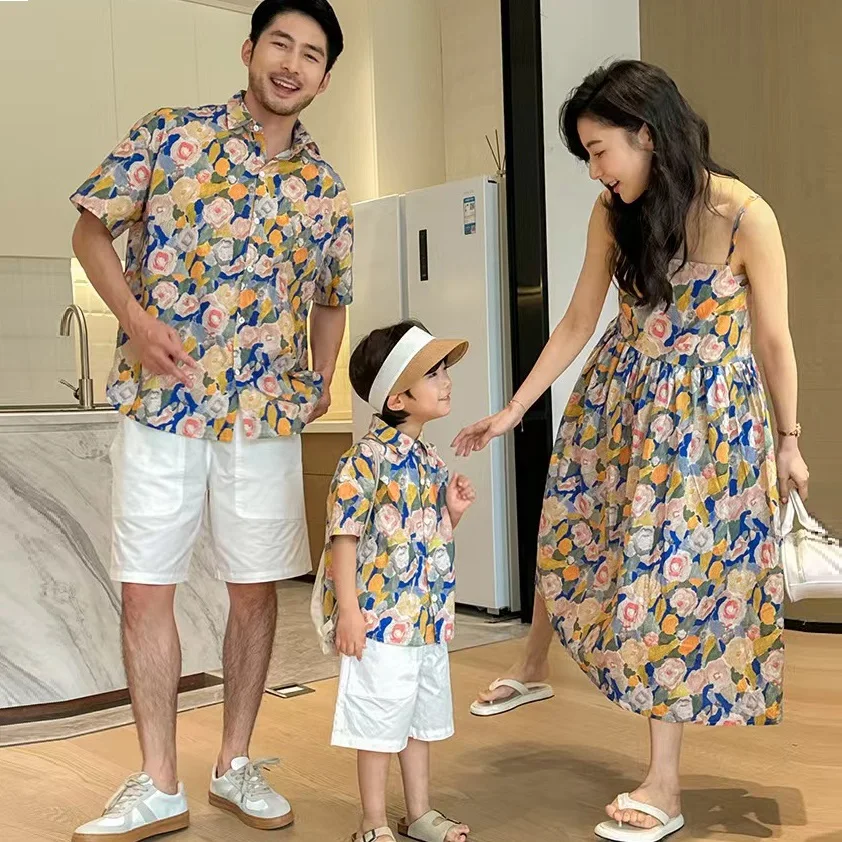 

Short Sleeve Family Matching Outfits Look Flower Daddy Mommy and Me Clothes Tank Mother Daughter Dresses Father Son Shirts 2024