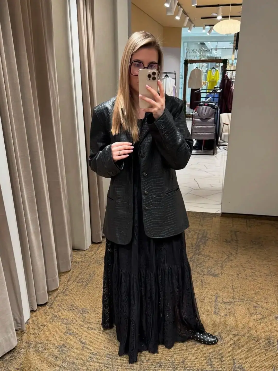 

Women's Lace Embroidery Black 2-Piece Set Halter V-Neck Sleeveless Camisole + Elastic Waist A-Line Long Skirt Elegant Suit