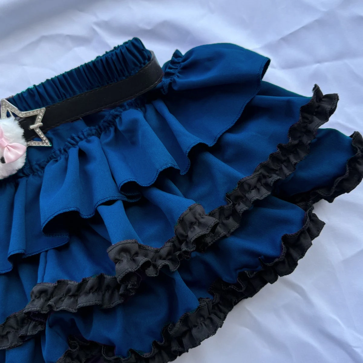 Trend w stylu Harajuku: krótka spódniczka w kształcie dyni, spódniczka typu cake puff, subkultura Y2K, styl spicy girl, styl punk girl, spódniczka do połowy łydki zapobiegająca odsłanianiu.