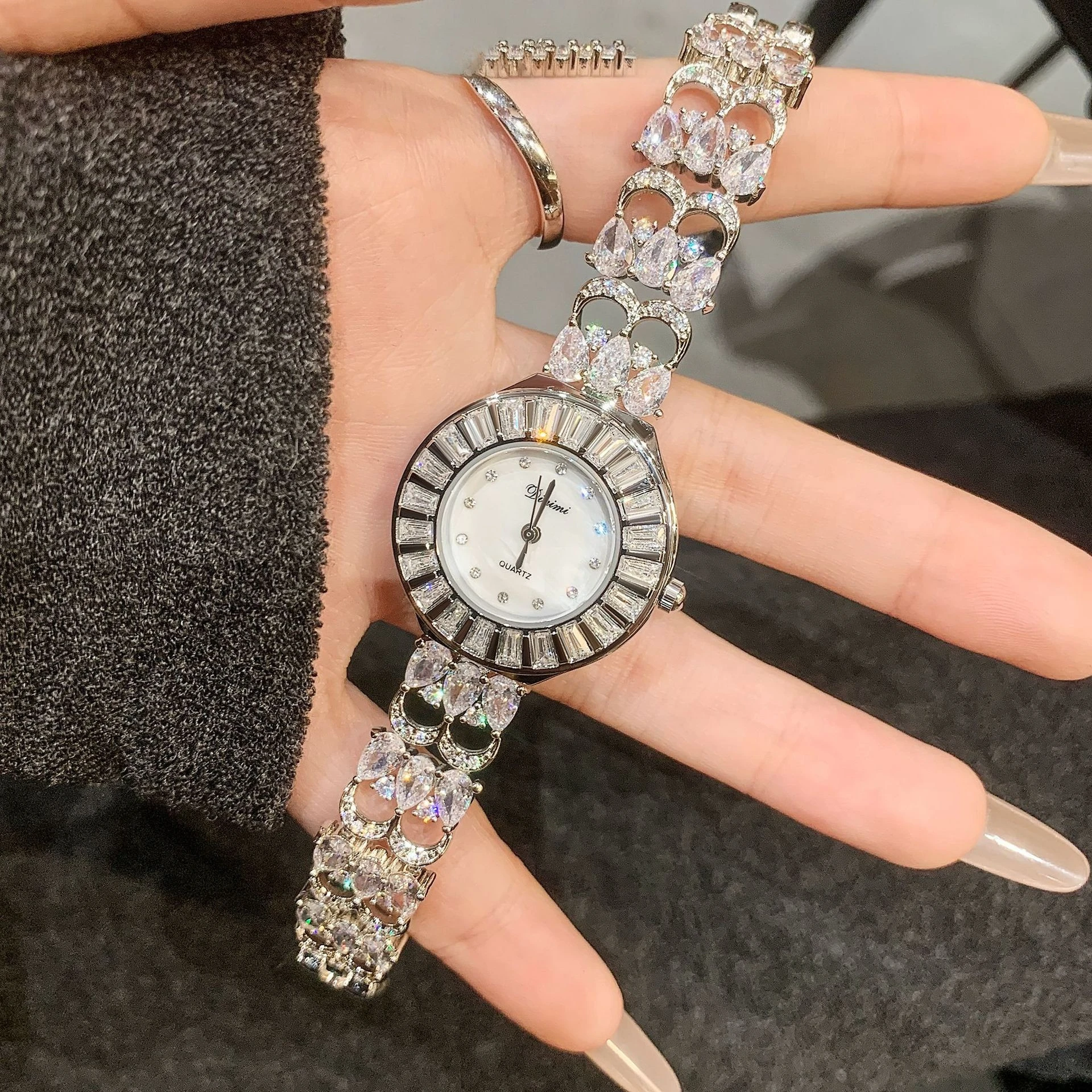 Dimini, nueva pulsera de lujo con luz de diamante, reloj para mujer con correa hueca, tendencia de moda, colección de relojes de cuarzo transfronterizos