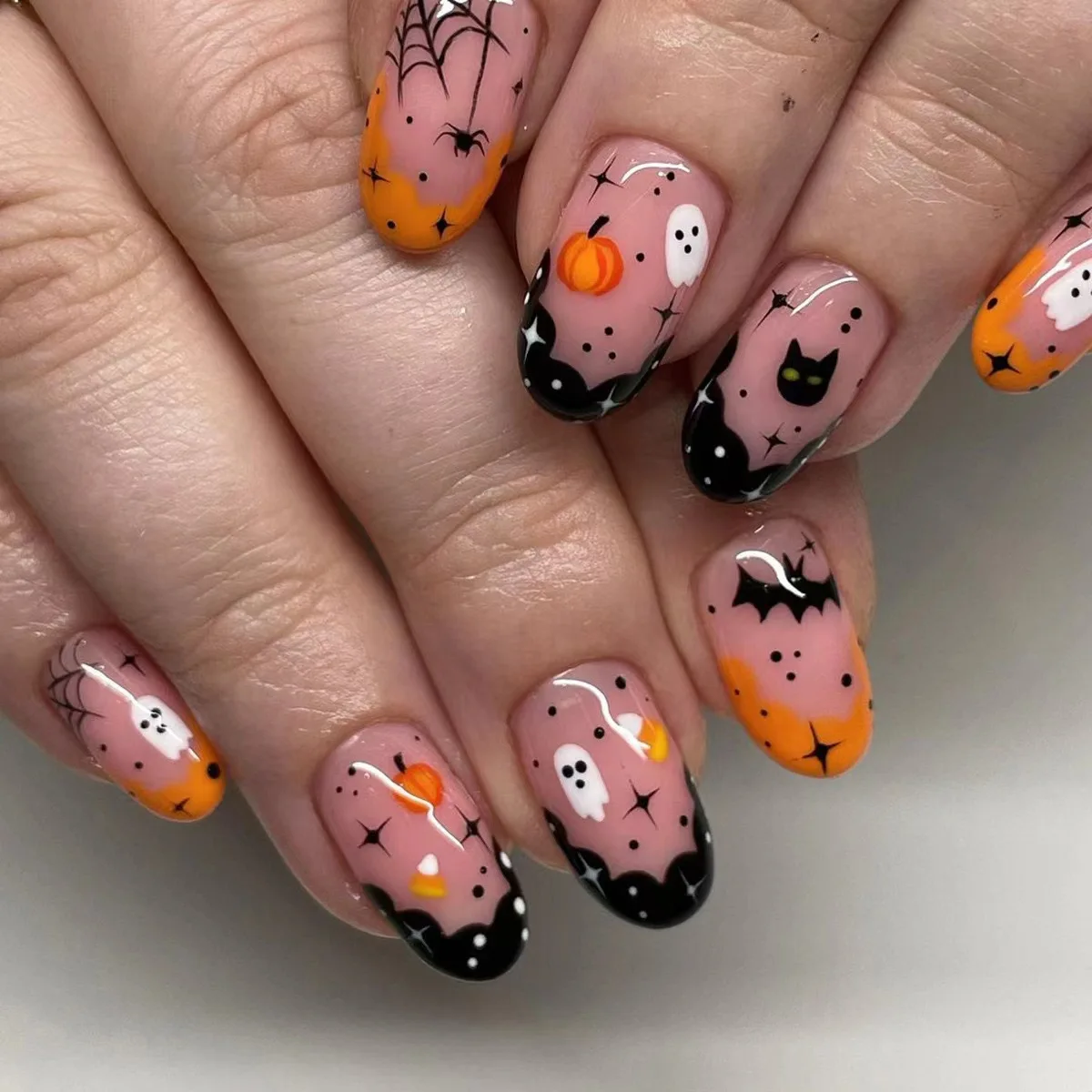 24 Stück Niedliche DIY Aufklebenägel mit Halloween-Geister-Print, Mandelform, Künstliche Nägel für Frauen und Mädchen, für den täglichen Gebrauch und Partys – Detail 3