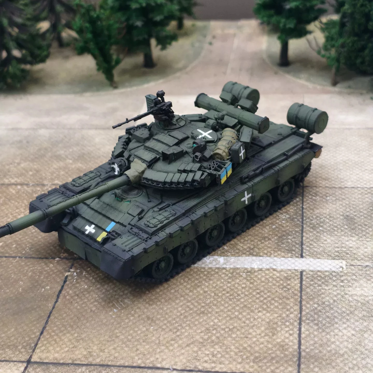 1/72 Russian T80BV tank , Hand-Painted Finished Model Decorative Ornament (Ships in 5-6 Days)