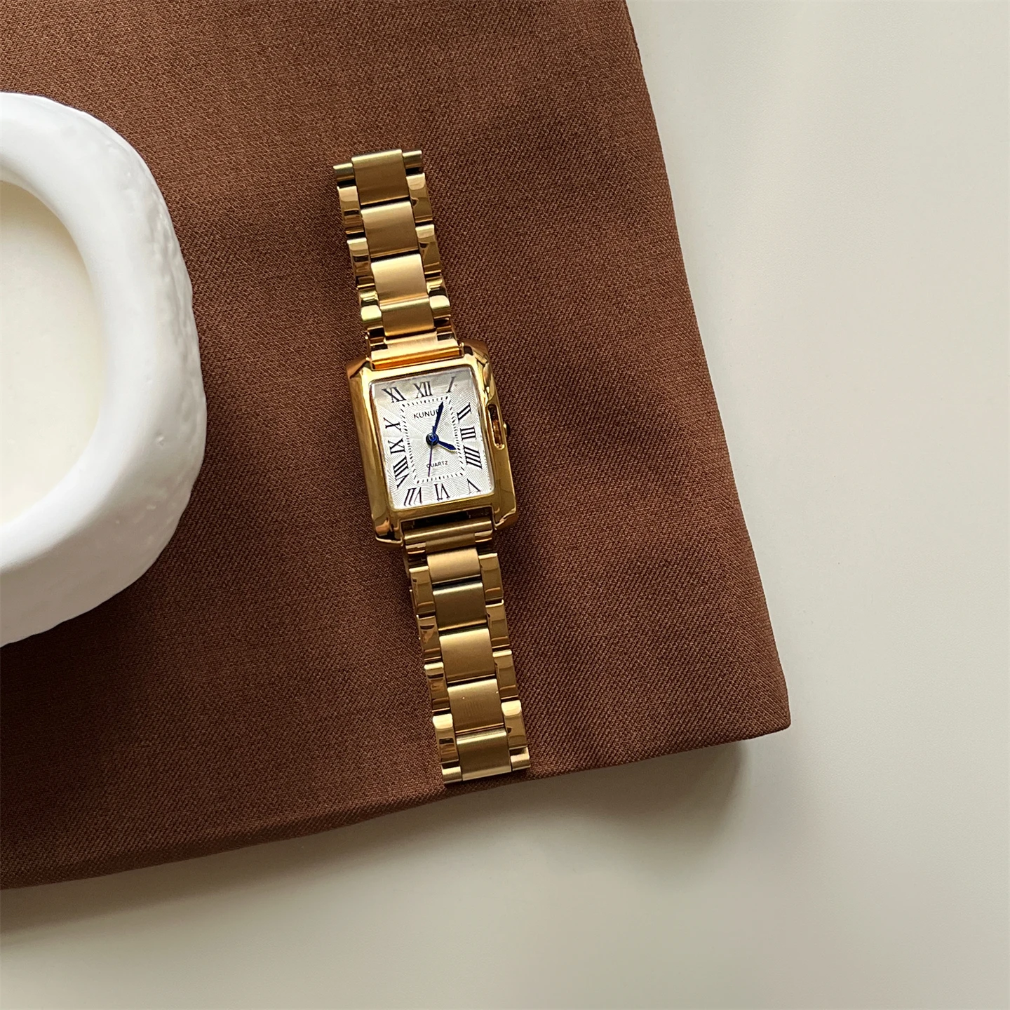 Hollow slender steel strap watch for women fashionable light luxury high value versatileelegant and exquisite ladies quartzwatch