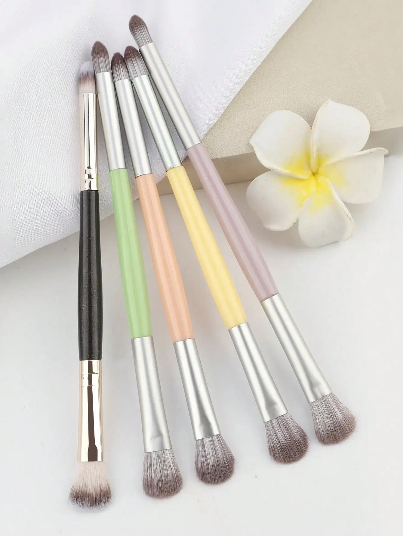 1 Dual-ended Macaron Eye Makeup Brush, Suitable for Blending Eyeshadow, Applying Eyeliner, and Applying Eyeshadow
