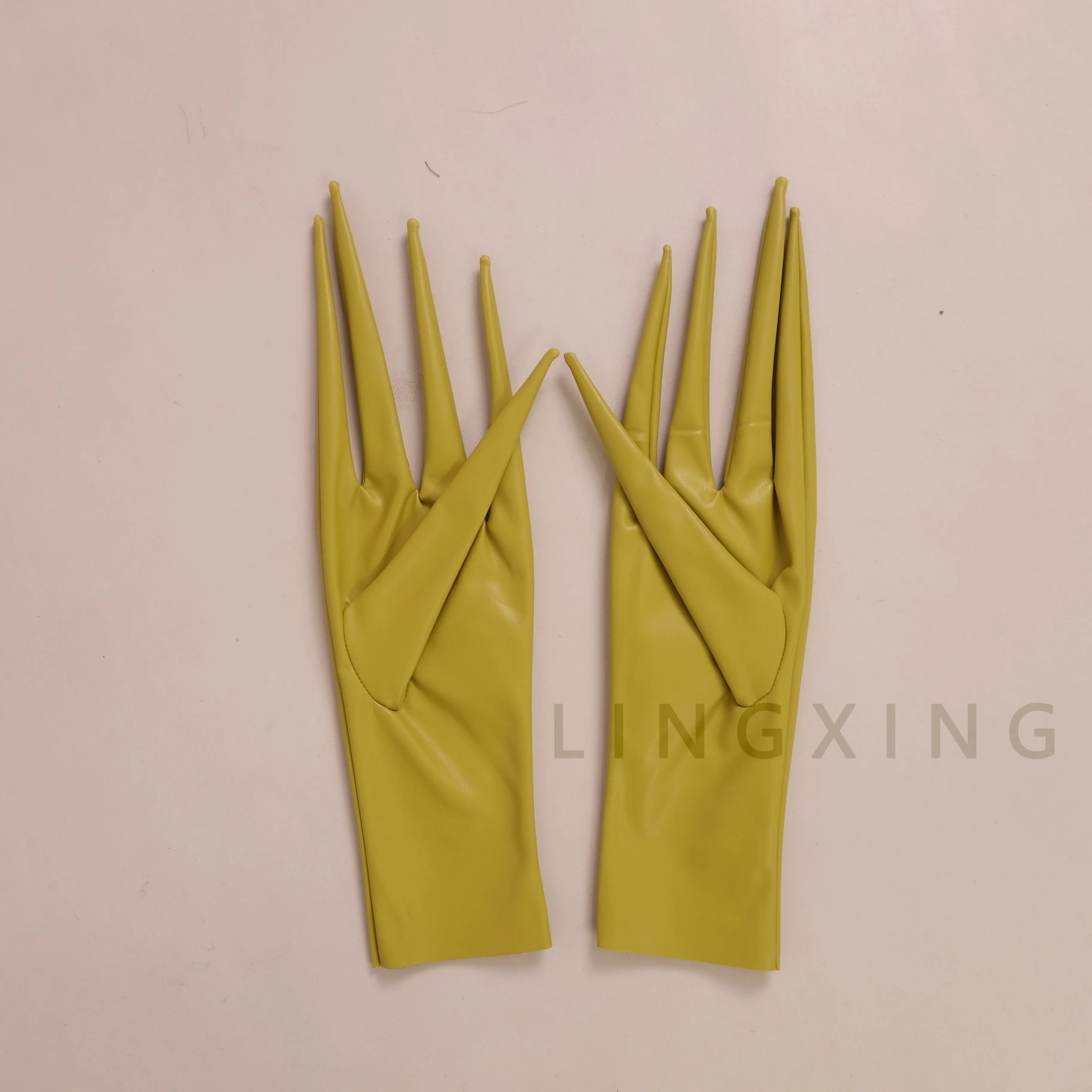 35 cm 14 Zoll spitze Fingerhandschuhe aus patentiertem Kunstleder PU mit langen Spikes an den Schultern, Armwärmer, glänzend schwarz, Pfoten-Drachenknöchel-Design – Detail 28