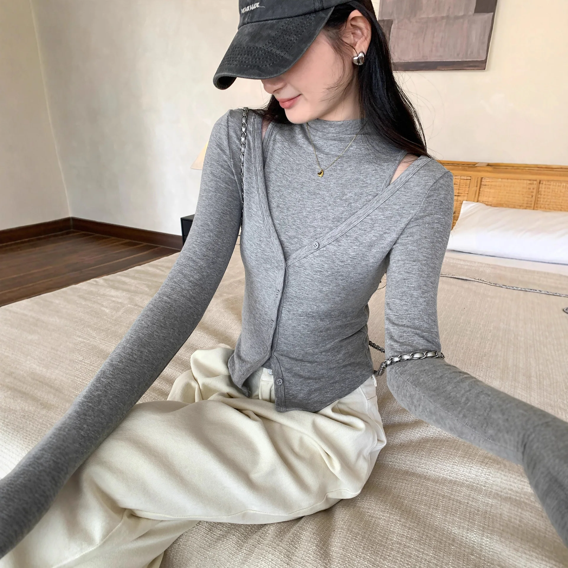 

Комплект из двух предметов: жилет с высоким воротом и приталенным кроем, кардиган. Новинка осенне-зимнего сезона. Универсальный базовый слой. Стильный дизайн, высокое качество.