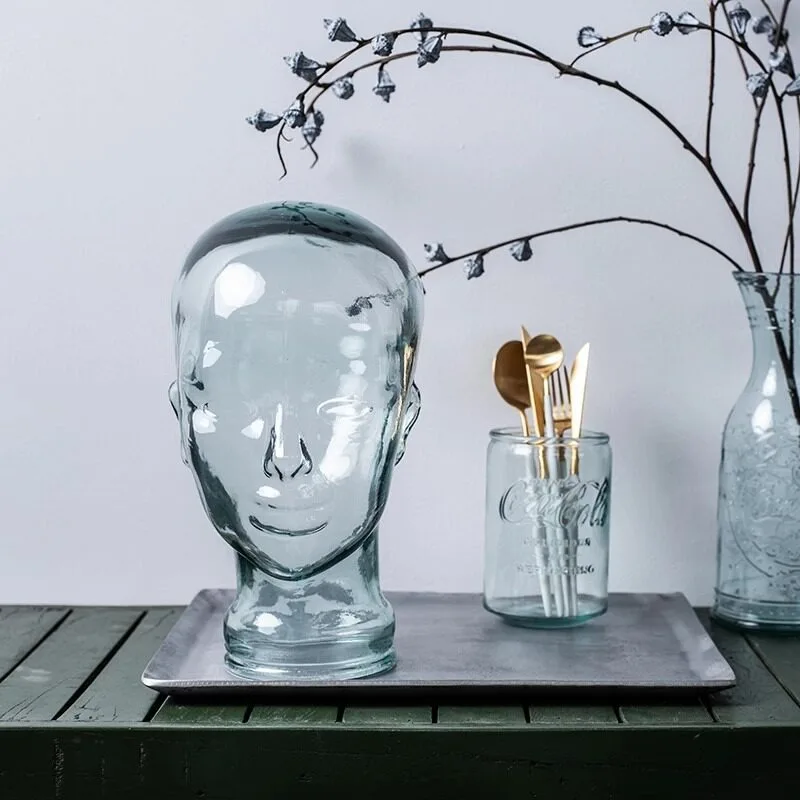 España importó accesorios de vidrio con forma de cabeza de persona, sombreros, joyas, soportes para auriculares, moldes de cabeza y adornos para fotografía VSM.