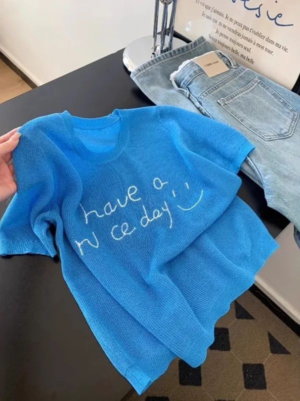 Camiseta de manga corta de seda helada tejida y bordada en azul Klein para mujer, top fino de hombros descubiertos, estilo coreano, ideal para el verano.