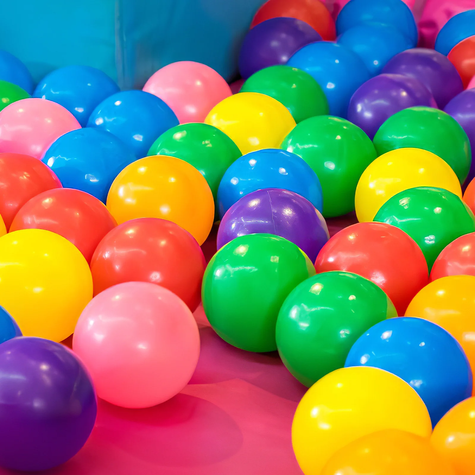 50 قطعة كرات المحيط المستديرة الملونة كرات بلاستيكية آمنة للأطفال الكرة حفرة خيمة بركة ترتد منزل كرة المحيط على شكل دائري