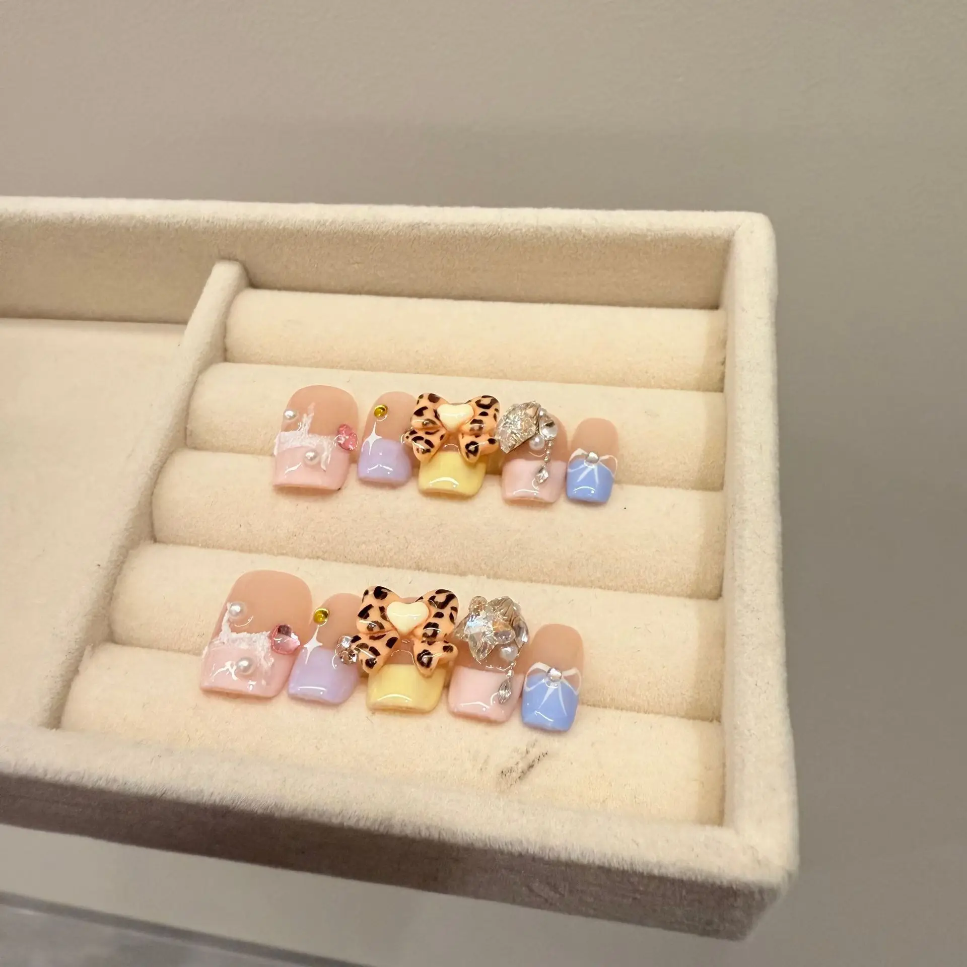 10 pièces Simple luxe mignon français à la main presse sur les ongles imprimé léopard arc faux ongles amovible réutilisable