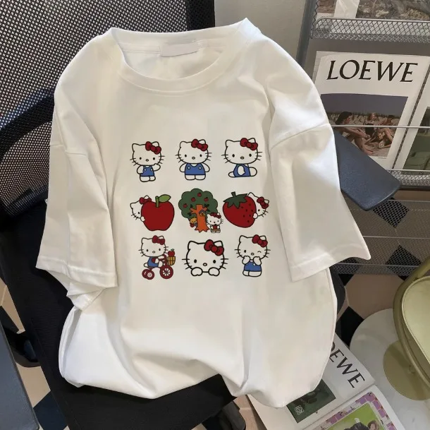 

Летняя футболка оверсайз Hello Kitty 2026 "Фрукты и игра" из 100% хлопка с принтом яблок и клубники, унисекс, повседневная, высокое качество