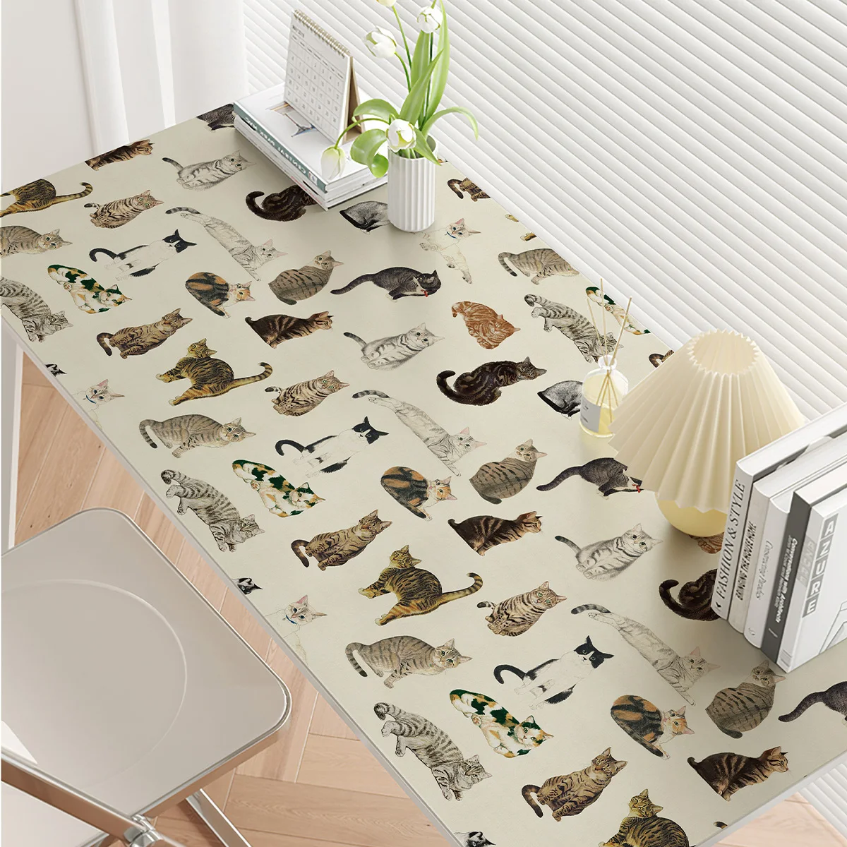 วอลเปเปอร์ลายแมวน่ารักสีเหลืองแบบลอกติด โมเดิร์น กันน้ำ สติ๊กเกอร์ติดผนังไวนิลลายสัตว์ ตกแต่งผนังห้องนั่งเล่นสุดชิคและน่ารัก