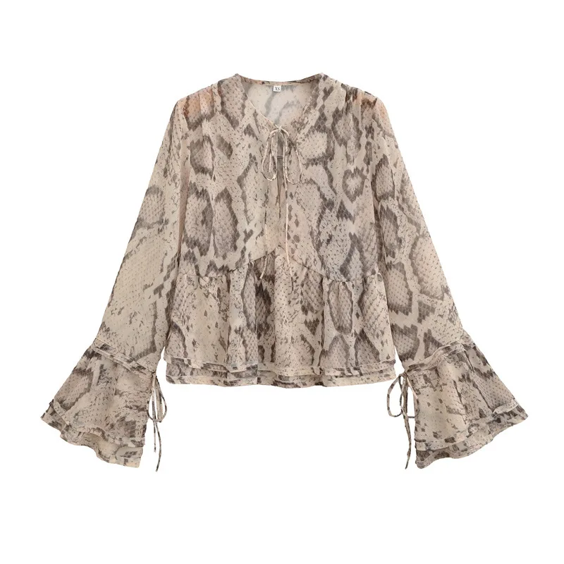 

Элегантная универсальная стильная блузка с рукавами-колокол и анималистическим принтом
