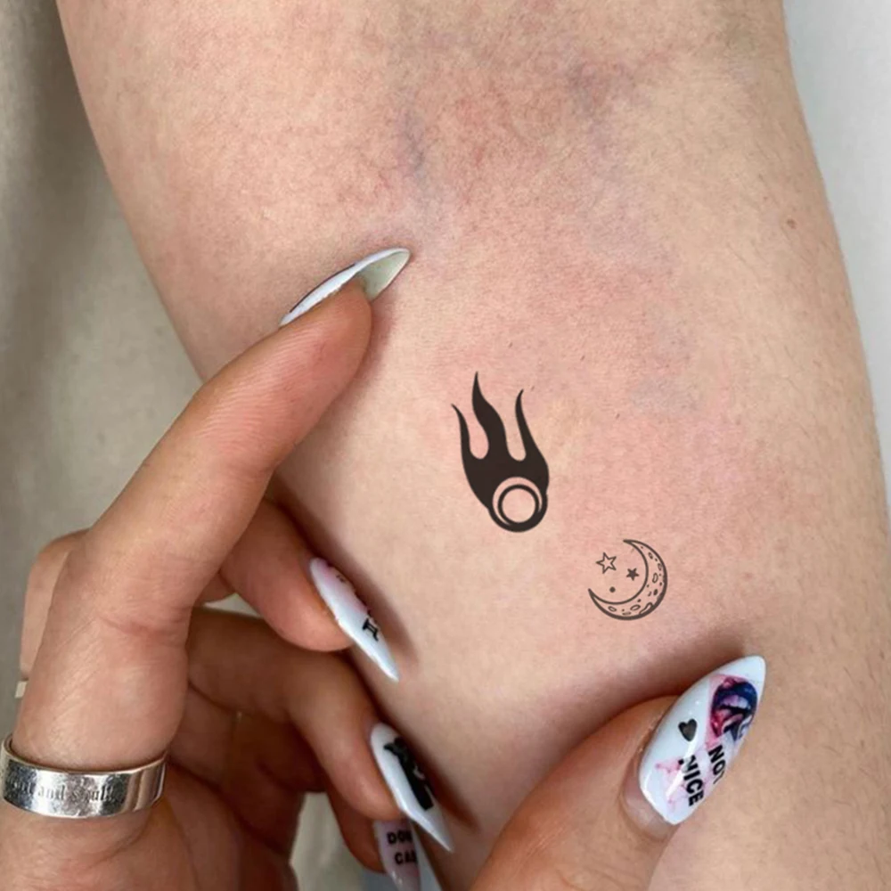 10szt Wodoodporny Tymczasowy Tatuaż Naklejka Ciemny Mały Symbol Emotikon Kwiat Czaszka Body Art Ramię Fałszywe Tatuaże Kobiety Mężczyźni Szyja Ręka