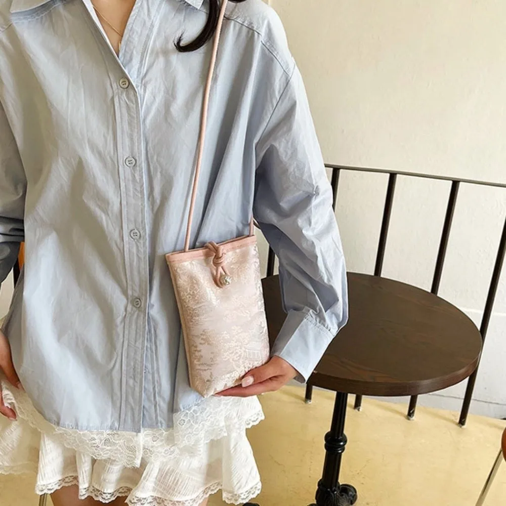 

Изысканная вышитая сумка в китайском стиле из шелковой ткани, сумка через плечо в стиле Ханьфу, квадратная вечерняя сумочка для повседневного использования