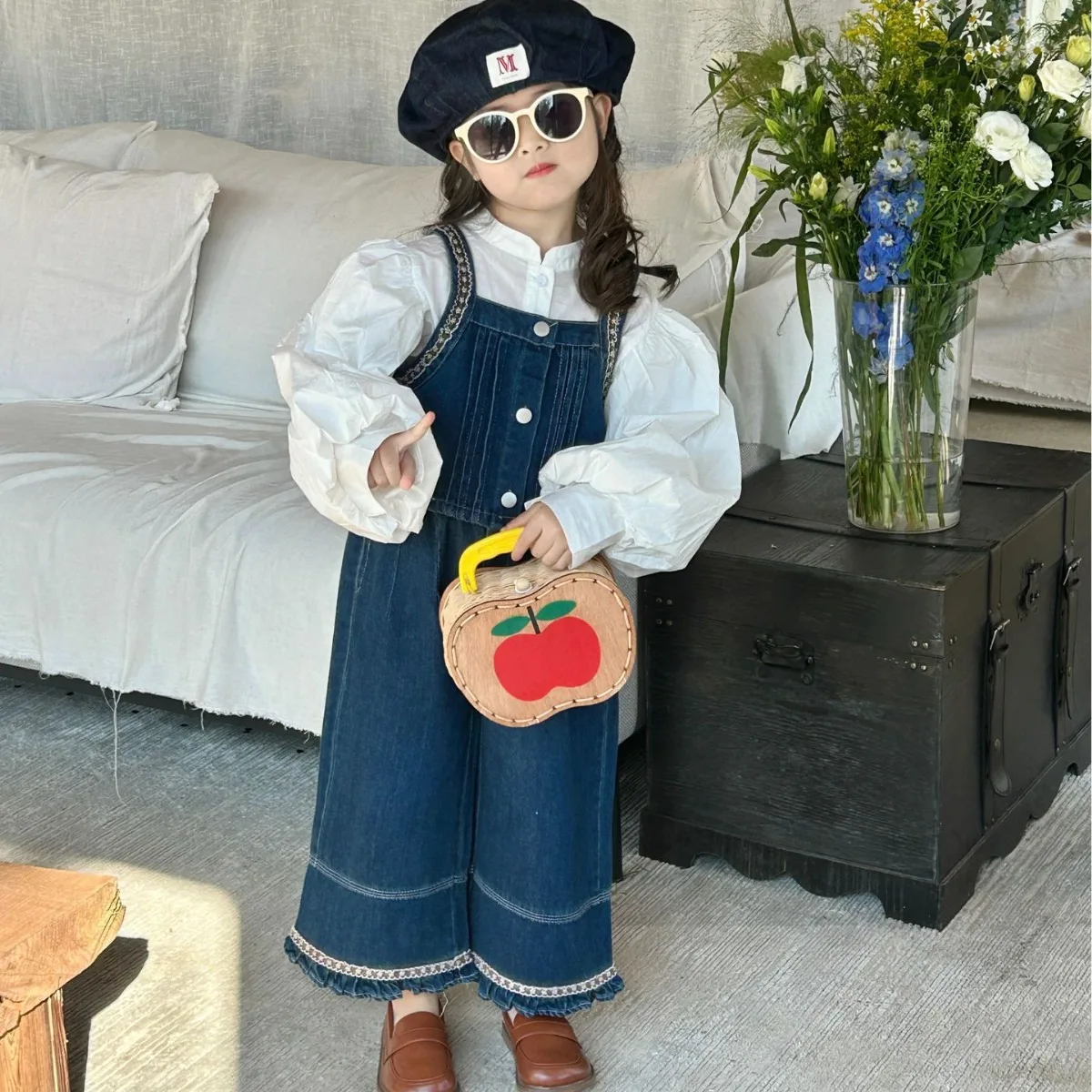 

2024 Spring New Children's Wear Girl's Flower Embroidered Denim Set with Strap Wide Leg Pants Fashionable and Popular