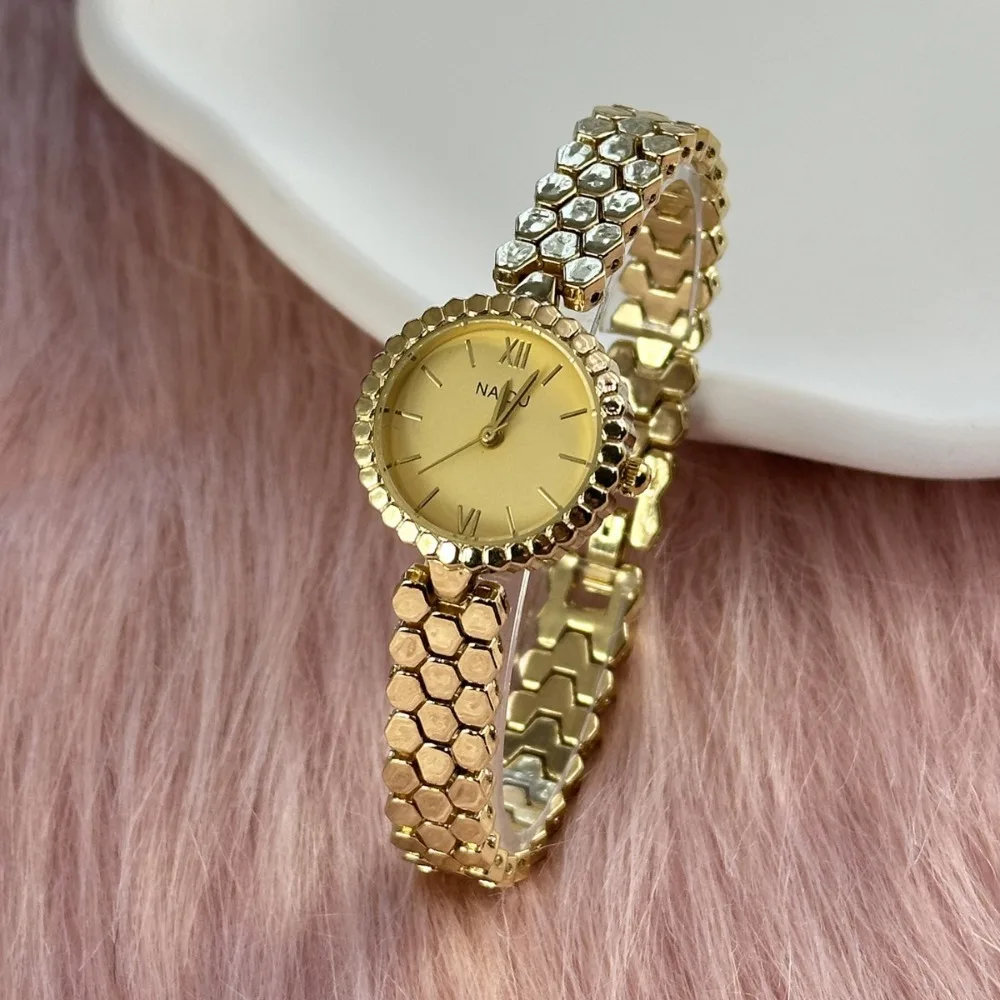 

Винтажные женские маленькие золотые часы, хит продаж, женские кварцевые часы с сотовым ремешком, роскошные подарочные наручные часы для девочек, дропшиппинг